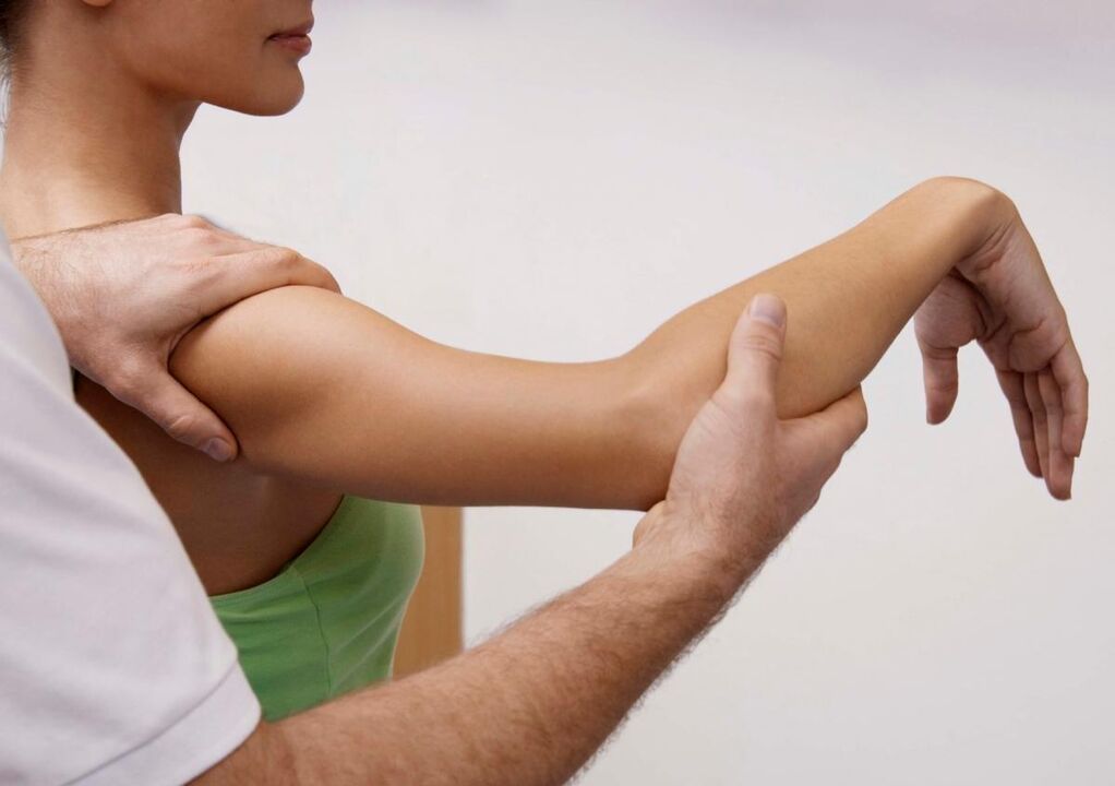 Om artrose van het schoudergewricht nauwkeurig te diagnosticeren, zal de arts een aantal noodzakelijke tests uitvoeren. 