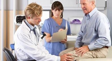 Patiënt met artrose bij de inspectie van een orthopedisch