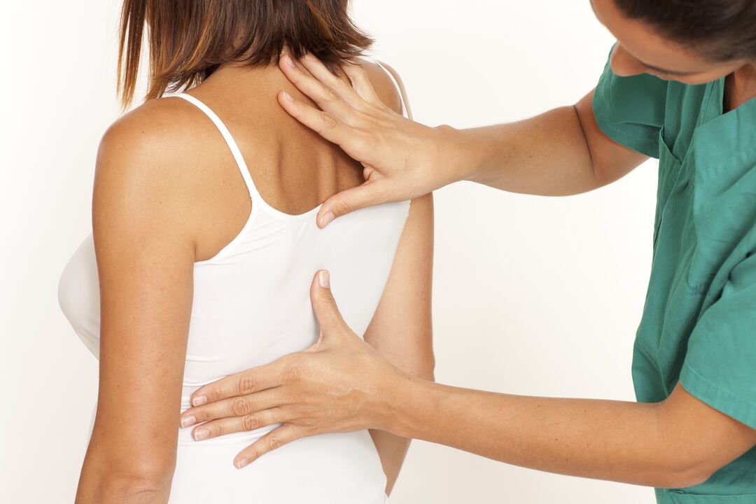 arts onderzoekt de rug met thoracale osteochondrose